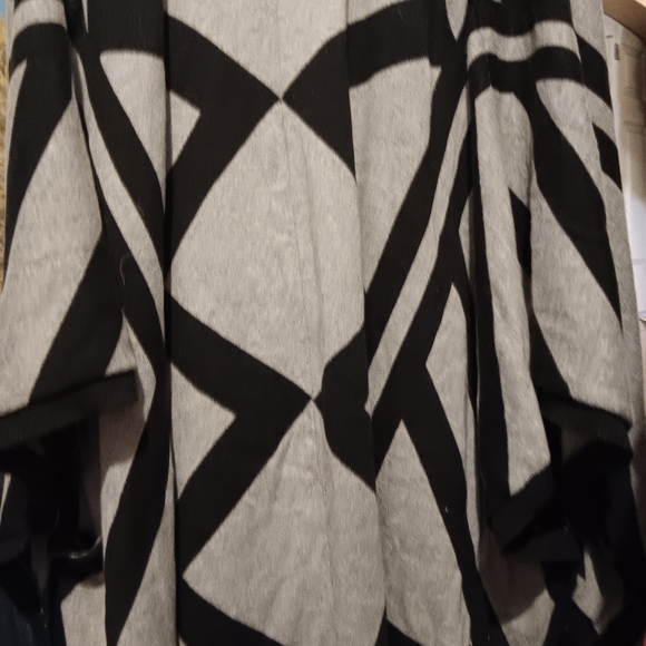 Mossimo unique pattern pocho/shrug. Great for a breezy night or day. M/L - Picture 9 of 10